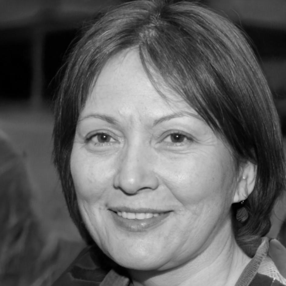 Retrato profesional de Carmen Vega, especialista en análisis financiero